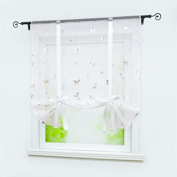 Gardine mit Schmetterlingsmuster am Fenster