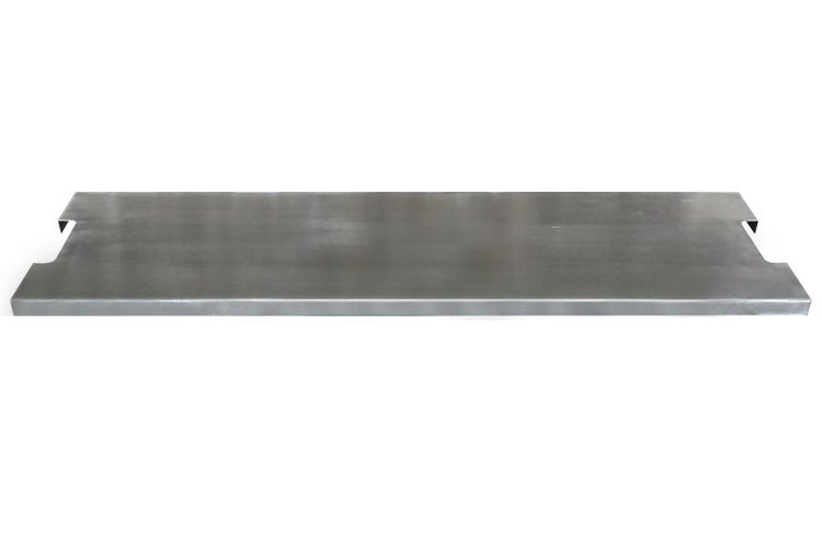 Fachboden aus Metall für Steckregale mit seitlichen Aussparungen.