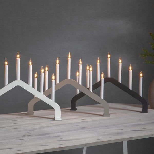 Drei elektrische Kerzenleuchter mit Kerzen auf einem Tisch