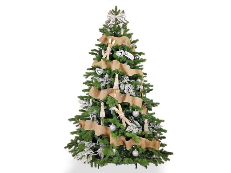 Geschmückter künstlicher Weihnachtsbaum mit Juteband, silbernen Kugeln, Schleife und winterlichen Dekohängern