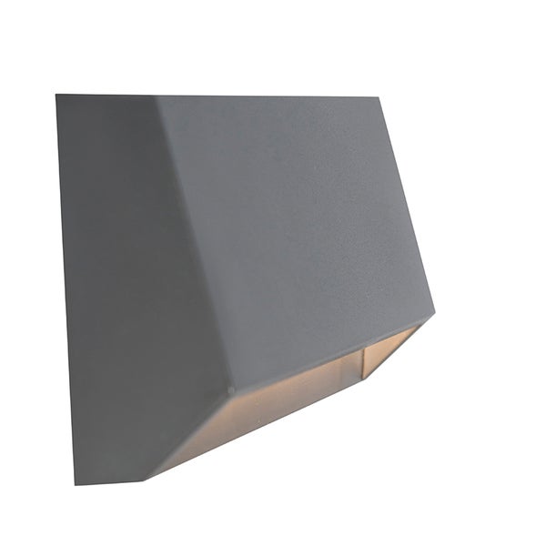 Moderne dunkelgraue Außenwandleuchte aus Metall in geometrischer Keilform mit Lichtaustritt nach unten.