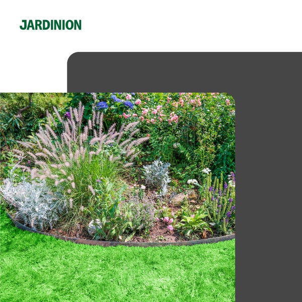 Garten mit Blumen, Gräsern und Rasen