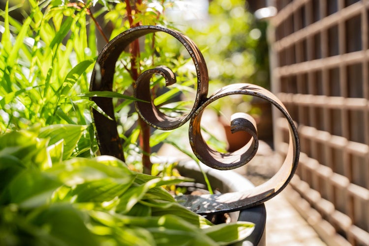 Geschlossener Gartenschirm mit Mast
