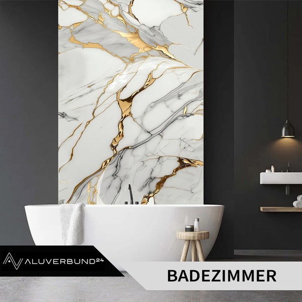 Badezimmer mit Badewanne und Wandpaneel in Marmoroptik
