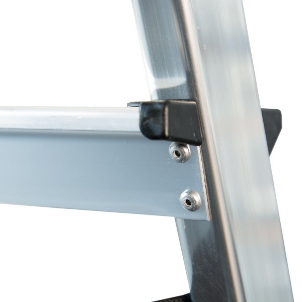 Detailansicht einer Aluminiumleiter mit Stufenbefestigung