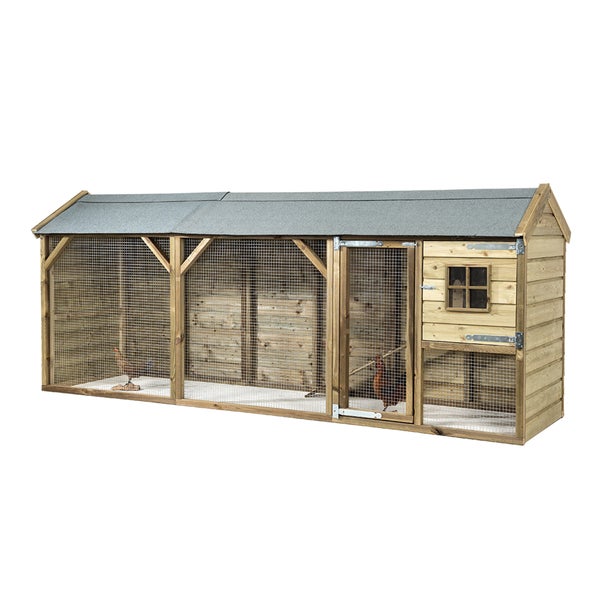 Hühnerstall aus Holz mit Drahtgitter und Dachpappe