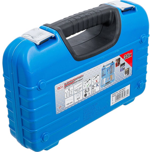 Bürstenset mit verschiedenen Bürsten in einem blauen Kunststoffkoffer