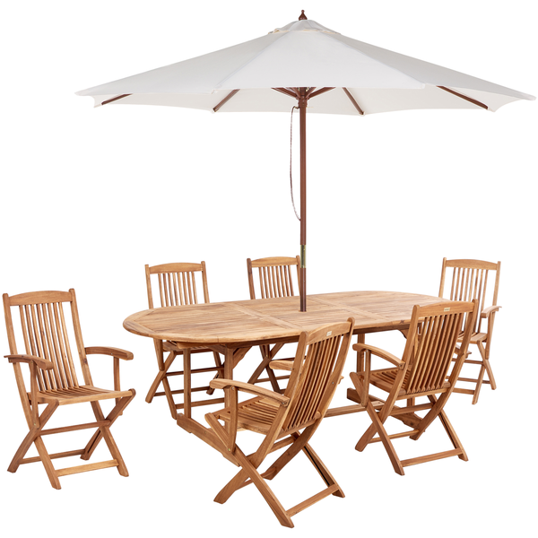 Gartenmöbel Set aus einem ovalen Holztisch, sechs klappbaren Holzstühlen mit Armlehnen und einem weißen Sonnenschirm.