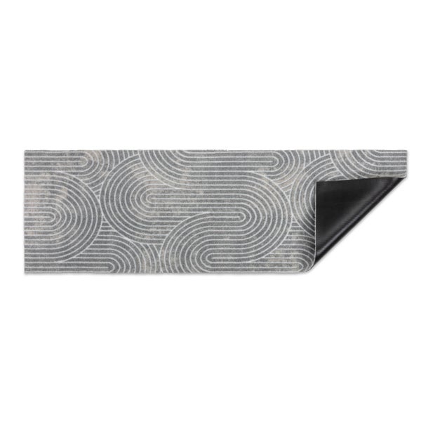 Rechteckiger Läufer mit grauem geometrischem Wellenmuster und rutschfester Rückseite.