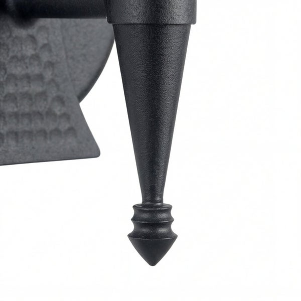 Detailaufnahme einer schwarzen Aussenleuchte.