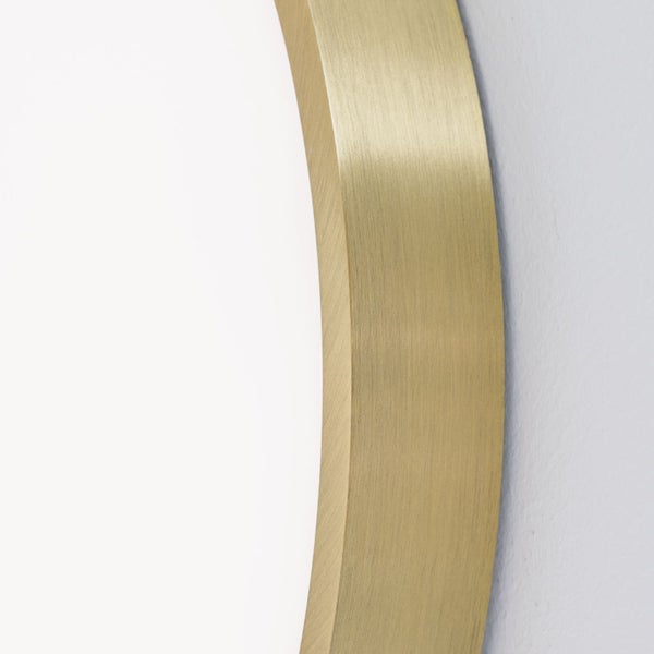 Detailaufnahme eines runden Spiegels mit Rahmen