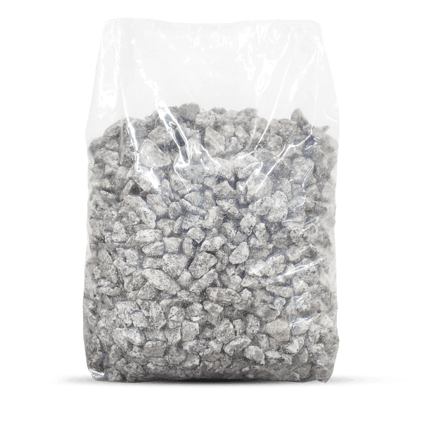 Grauer Granitsplitt im transparenten Kunststoffsack für den Garten und Wegebau.