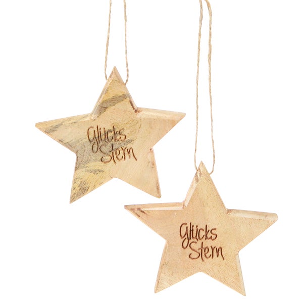 Zwei hölzerne Sterne mit der Aufschrift Glücksstern hängen an einer Schnur.