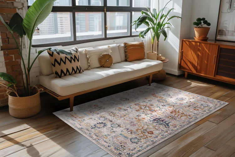 Wohnzimmer mit einem großen gemusterten Teppich im Vintage Stil, einem modernen Sofa, Holzboden und dekorativen Pflanzen in hellem Raum.