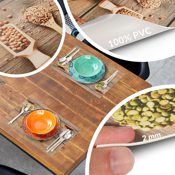 Platzset aus 100 Prozent PVC, 2 Millimeter Dicke, rustikales Design mit Holzoptik und Gewürzlöffeln auf einem Holztisch mit Gedeck.