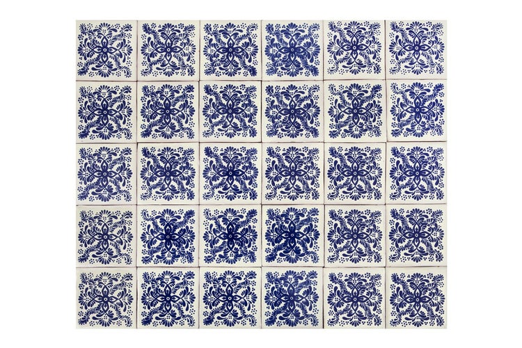 Fliesen mit blauem Blumenmuster