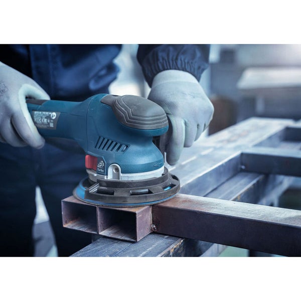 Exzenterschleifer beim Schleifen eines Metallrahmens