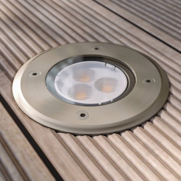 LED Bodeneinbaustrahler aus Edelstahl eingebaut in eine Holzterrasse.