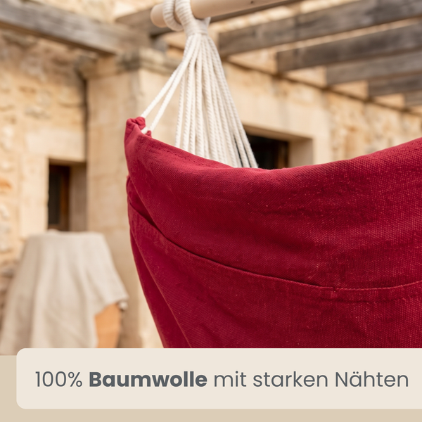 Hängesessel aus 100 Prozent Baumwolle mit stabilen Nähten an einer Holzaufhängung auf einer Terrasse.
