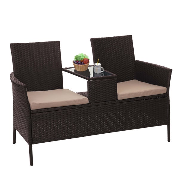 Gartenbank aus Polyrattan mit zwei Sitzplätzen, integriertem Tisch mit Glasplatte und Sitzkissen in Braun und Beige.