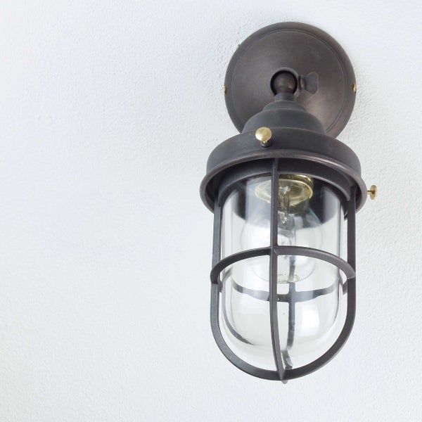 Wandleuchte mit Schutzkorb und Glaskolben