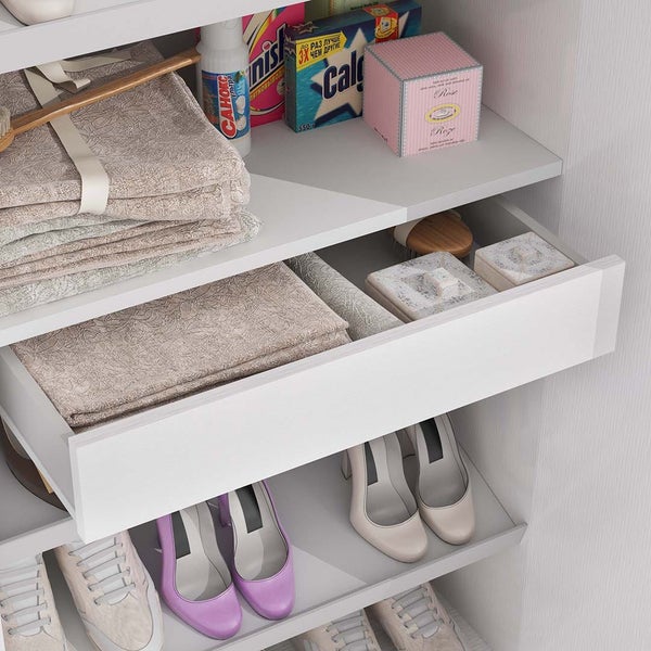 Regal mit Kleidung, Schuhen und Aufbewahrungsboxen