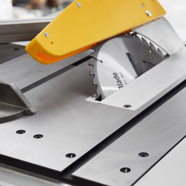 Tischkreissäge Detailansicht mit Sägeblatt und Schutzvorrichtung