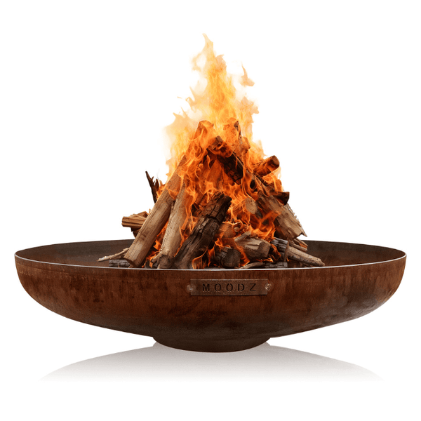 Feuerschale aus Corten-Stahl mit brennenden Holzscheiten und MOODZ Logo.
