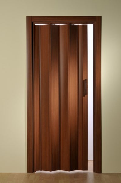 Holztür mit Falttüren und braunem Rahmen