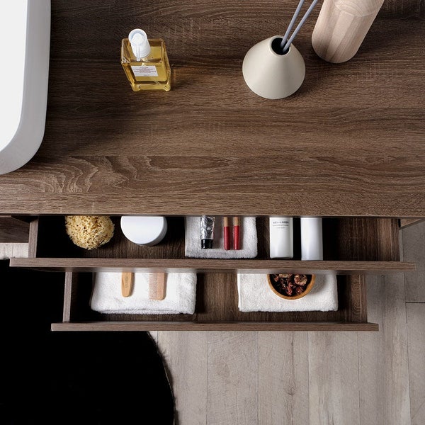 Draufsicht auf ein Badezimmer mit Waschtischunterschrank und offenem Schubladensystem zur Aufbewahrung von Badutensilien