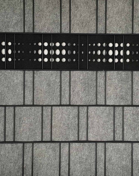 Detailansicht eines Schallschutzzauns mit integrierten Löchern zur Schalldämmung.