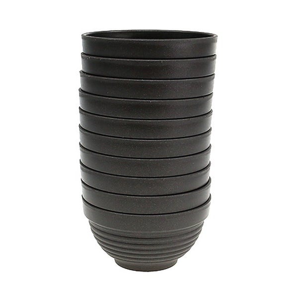 Stapelbare schwarze Blumentöpfe aus Kunststoff mit geriffelter Unterseite.