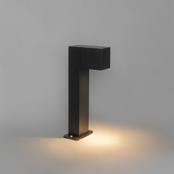 Moderne Wegeleuchte in Schwarz, rechteckiges Design mit nach unten gerichtetem Lichtstrahl.