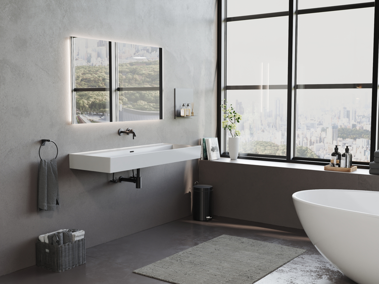 Modernes Badezimmer mit Waschbecken, Spiegel mit Beleuchtung und freistehender Badewanne
