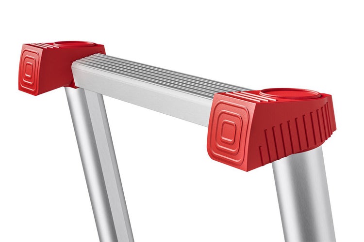 Detailaufnahme einer Leiter mit Aluminiumholmen und roten Kunststoffecken