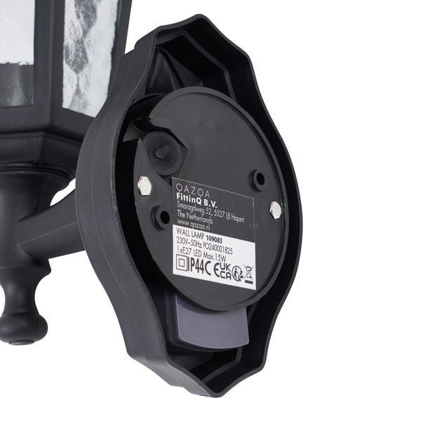 Rückansicht der Montageplatte einer schwarzen Außenwandleuchte mit Typenschild, Angaben zur Schutzart IP44 und zur E27 Fassung.