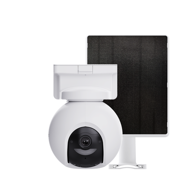 Weiße kugelförmige Überwachungskamera für den Außenbereich und ein rechteckiges Solarpanel zur Stromversorgung.