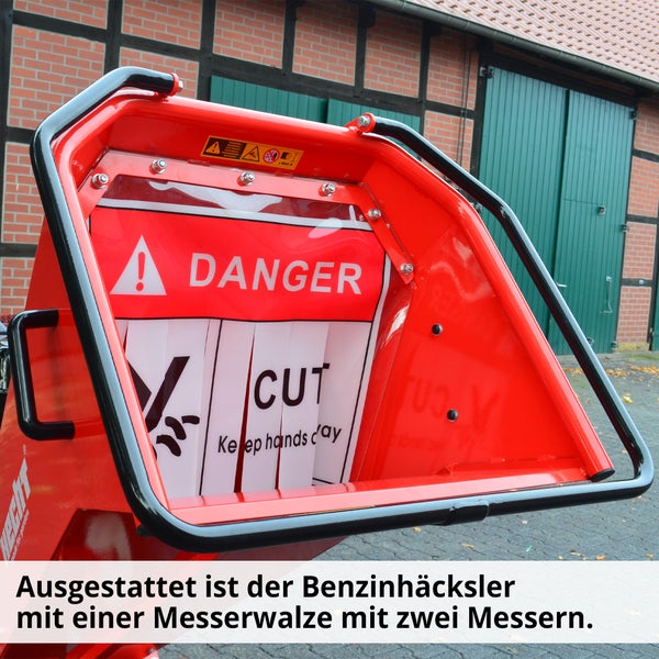 Einfülltrichter eines Gartenhäckslers mit Sicherheitshinweisen