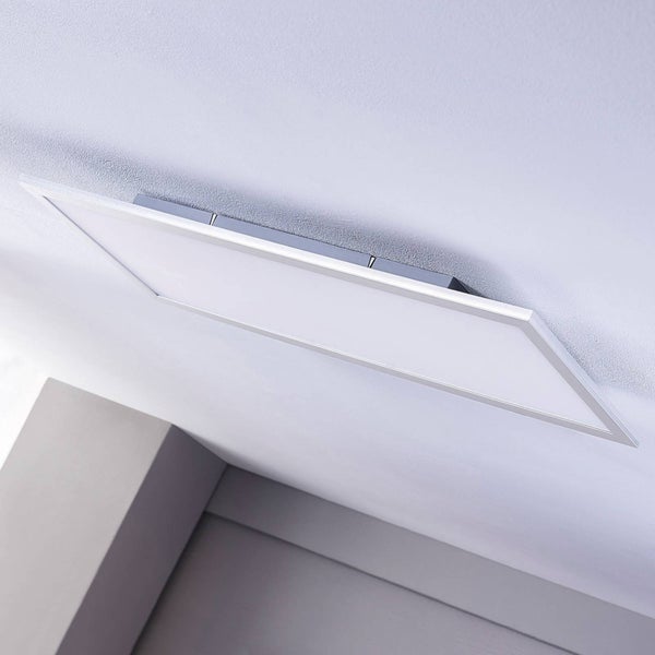 Rechteckiges LED-Panel mit silbernem Aluminiumrahmen, flach an einer Decke montiert.