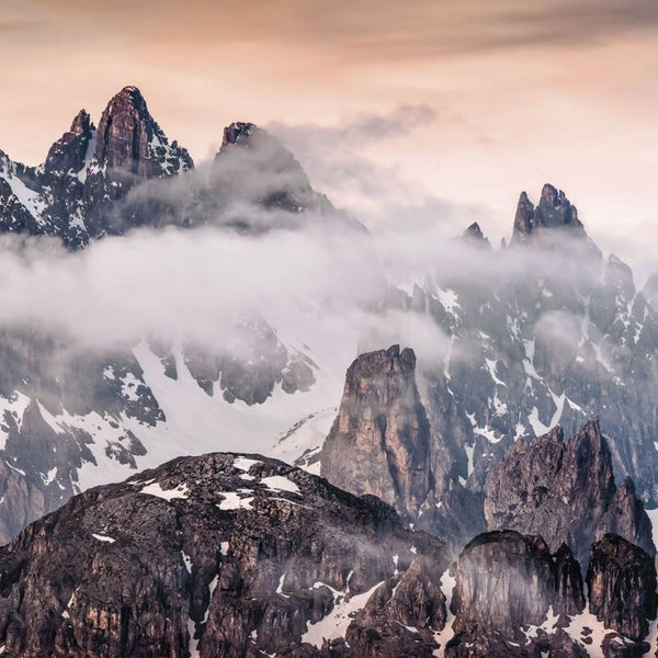 Berge mit Schnee und Wolken