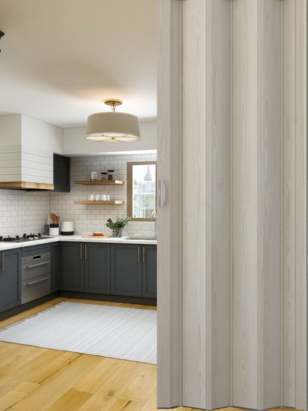 Faltbare Tür in einer modernen Küche.