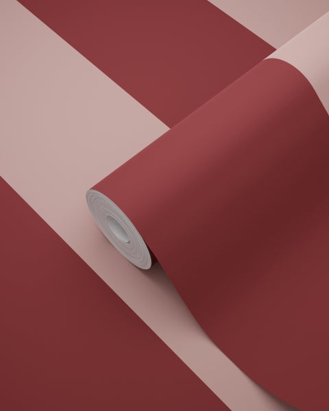 Gestreifte Vliestapete in Dunkelrot und Rosa, Rolle mit breiten Blockstreifen.