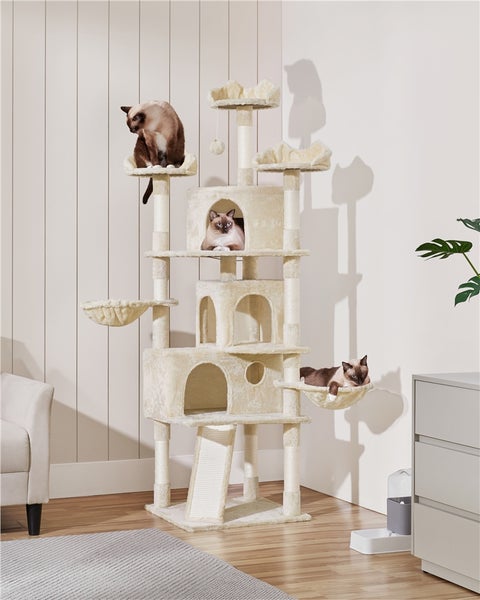 Katzenkratzbaum mit mehreren Ebenen, Höhlen und Liegeflächen, auf dem sich drei Siamkatzen befinden