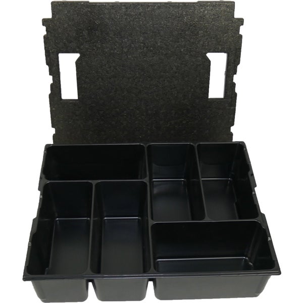 Stechpalmenstrauch mit Blättern und roten Beeren