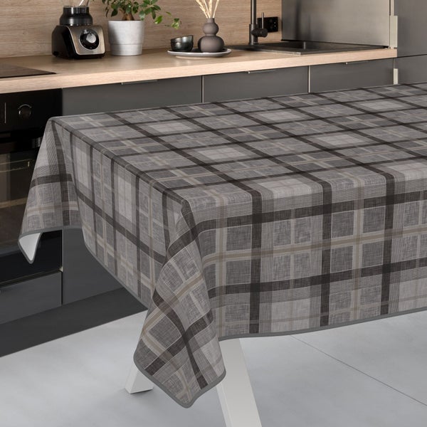 Tischdecke mit Karomuster auf einem Tisch in der Küche