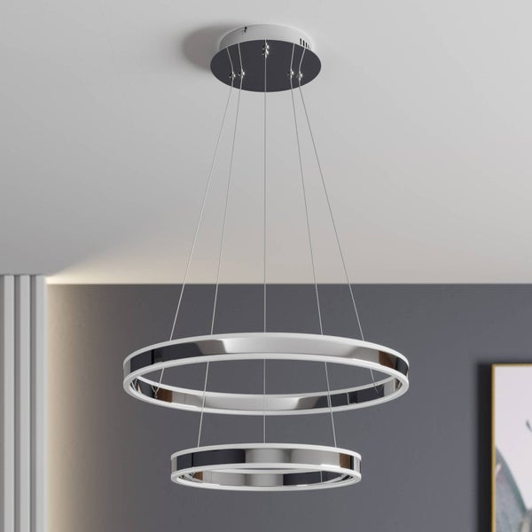 Moderne LED-Pendelleuchte mit zwei verchromten Ringen an dünnen Drahtseilen von einer runden Deckenhalterung.