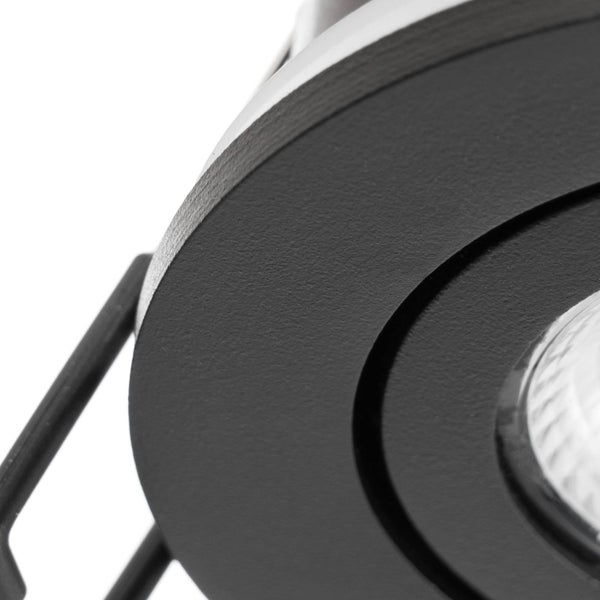 Nahaufnahme eines mattschwarzen Einbaustrahlers aus Metall.