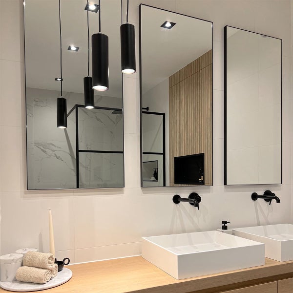 Badezimmer mit Waschbecken, Spiegeln und Beleuchtung