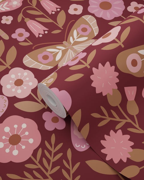 Tapetenrolle mit Blumen und Schmetterlingen