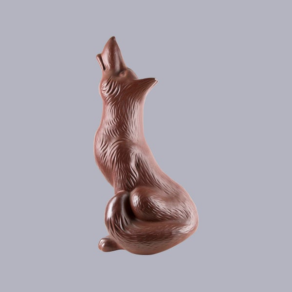Gartenfigur heulender Wolf aus Keramik in Braun.